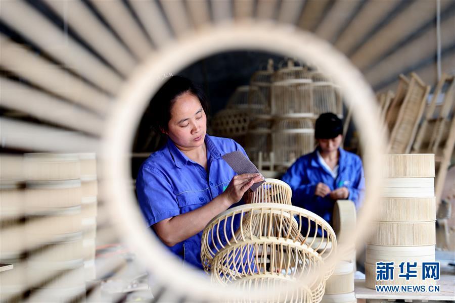 5月19日,四川省泸州市纳溪区白节镇高隆村村民在加工竹编产品.